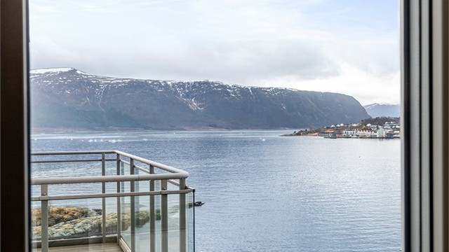 Utsikt fra den sydvestre balkongen mot balkong mot sydøst og utsikt innover Borgundfjorden