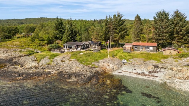 Eiendommen inkluderer to innholdsrike hytter, anneks, bod innredet som bad og utebod