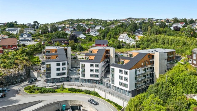Velkommen til gamle Kleppestøvegen 19B. En flott leilighet i et moderne kompleks like inntil Kleppestø Senter.