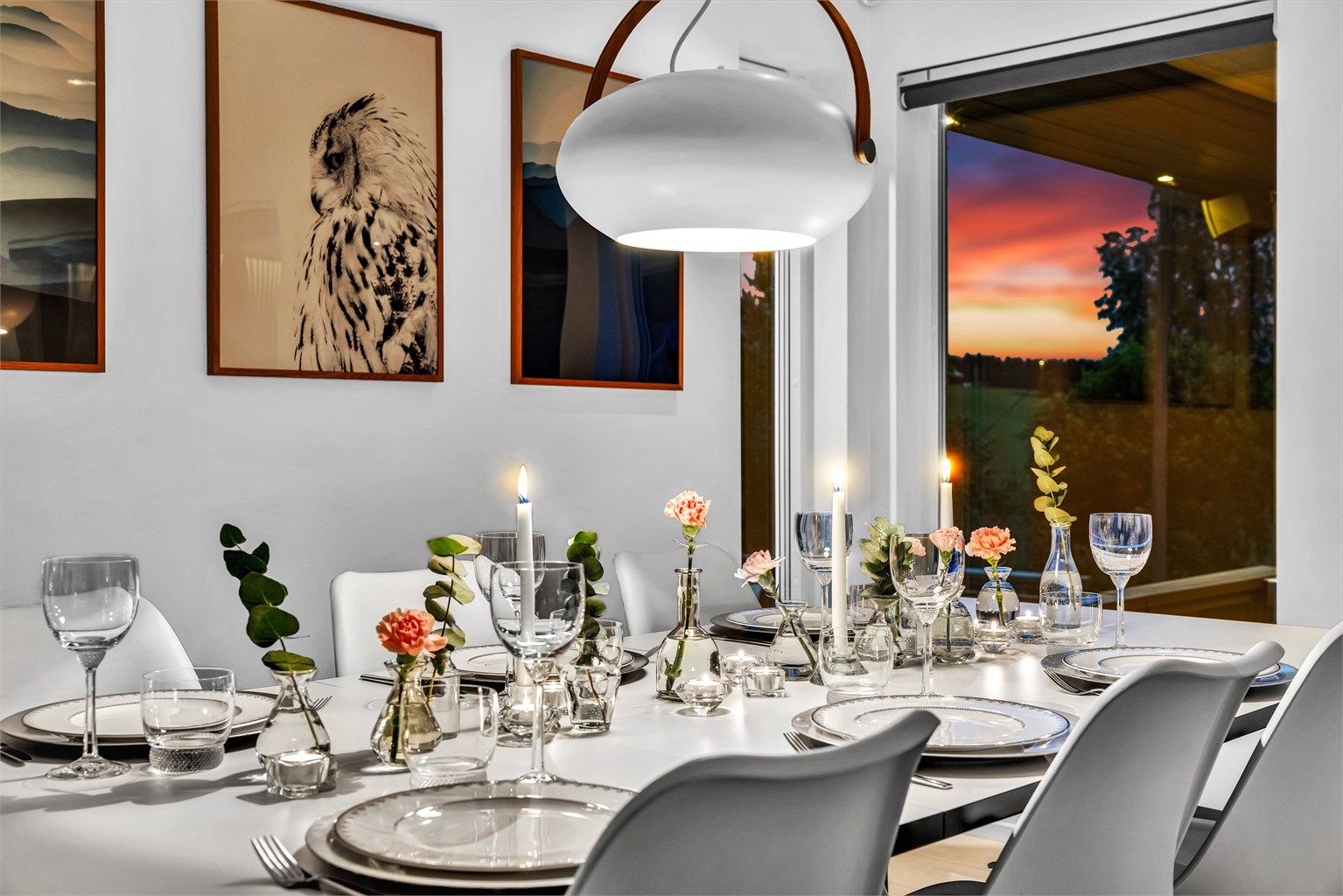 Rommet kan enkelt deles inn i ulike soner, noe som gjør det ideelt for både avslapning og familiekos.