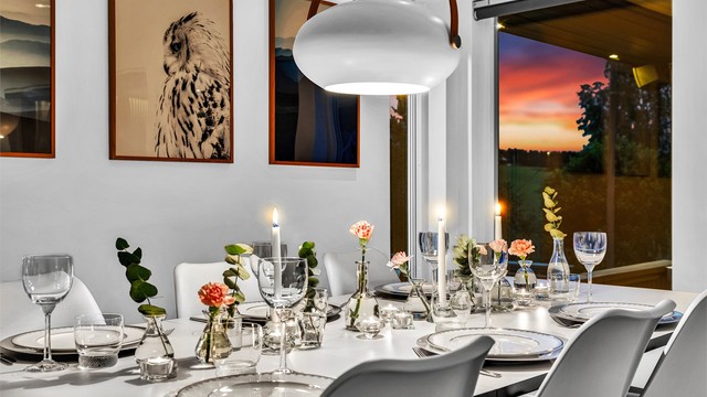 Rommet kan enkelt deles inn i ulike soner, noe som gjør det ideelt for både avslapning og familiekos.