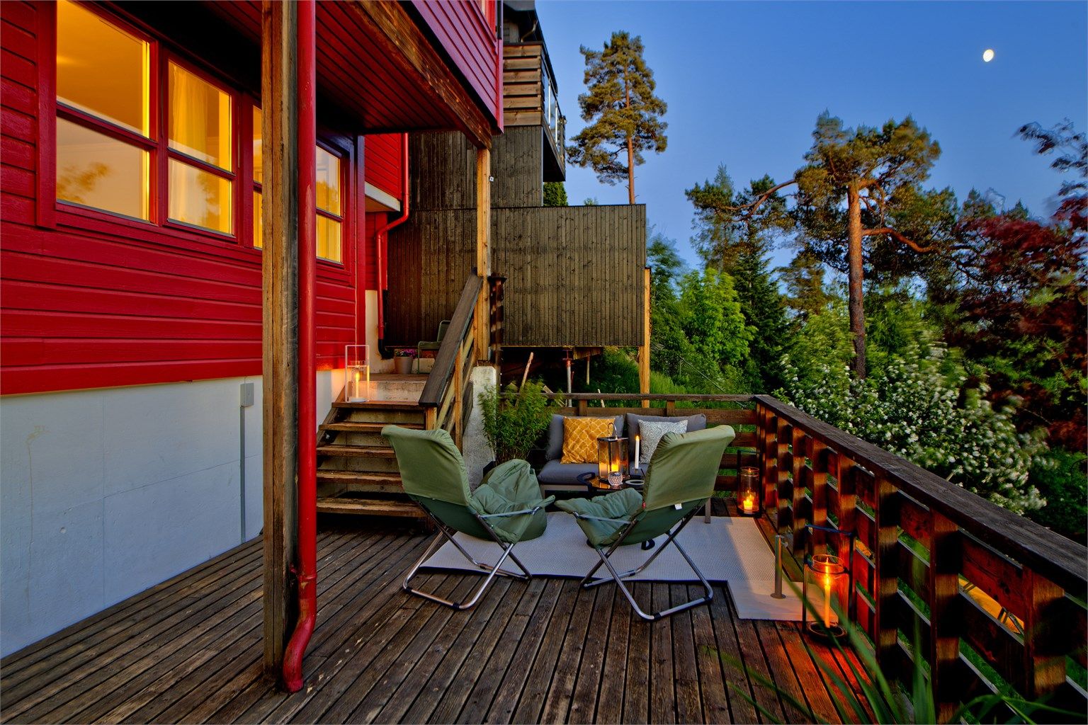 Uteplass med adkomst fra stue i underetasje samt via trapp på "siden" av huset
