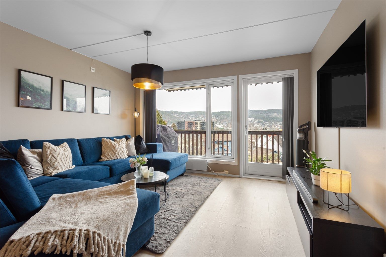 Leiligheten har en gjennomgående moderne og innbydende utførelse