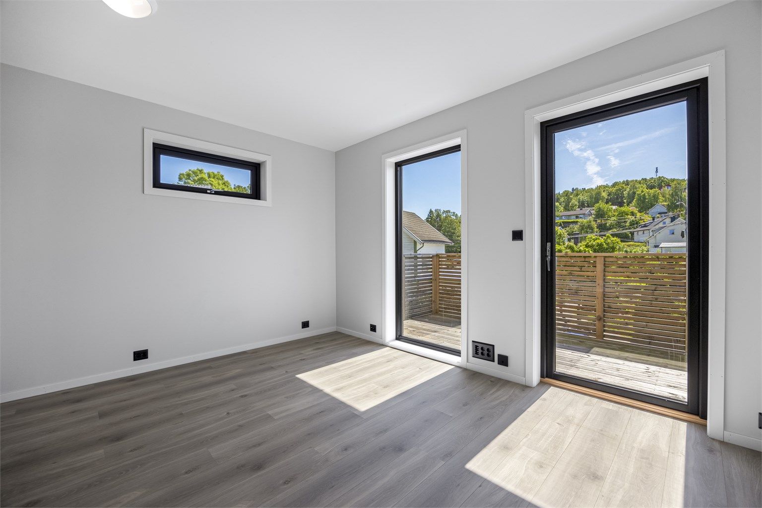 Utgang til solfylt og lun balkong