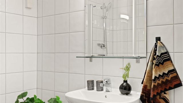Badet har varmekabler og opplegg for vaskemaskin