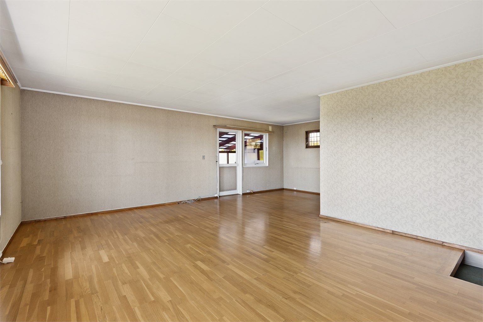 Stuen er av god størrelse og har stort potensiale. Her er det plass til å lage et sosialt og naturlig samlingspunkt i boligen.