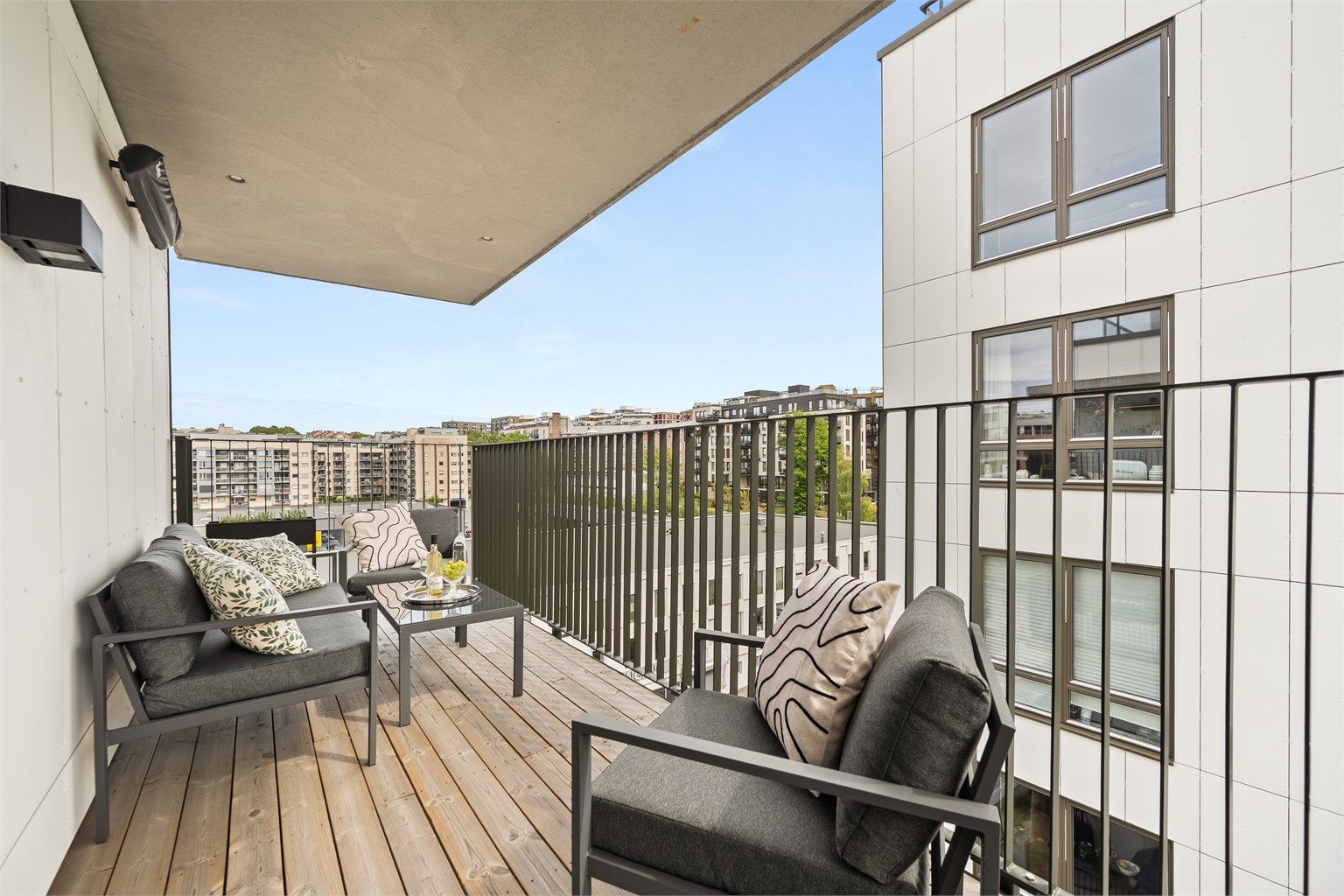 Leiligheten har to balkonger, hvorav den største er sydøstvendt og på nesten 12 m². Foto: Martine Eren Studio