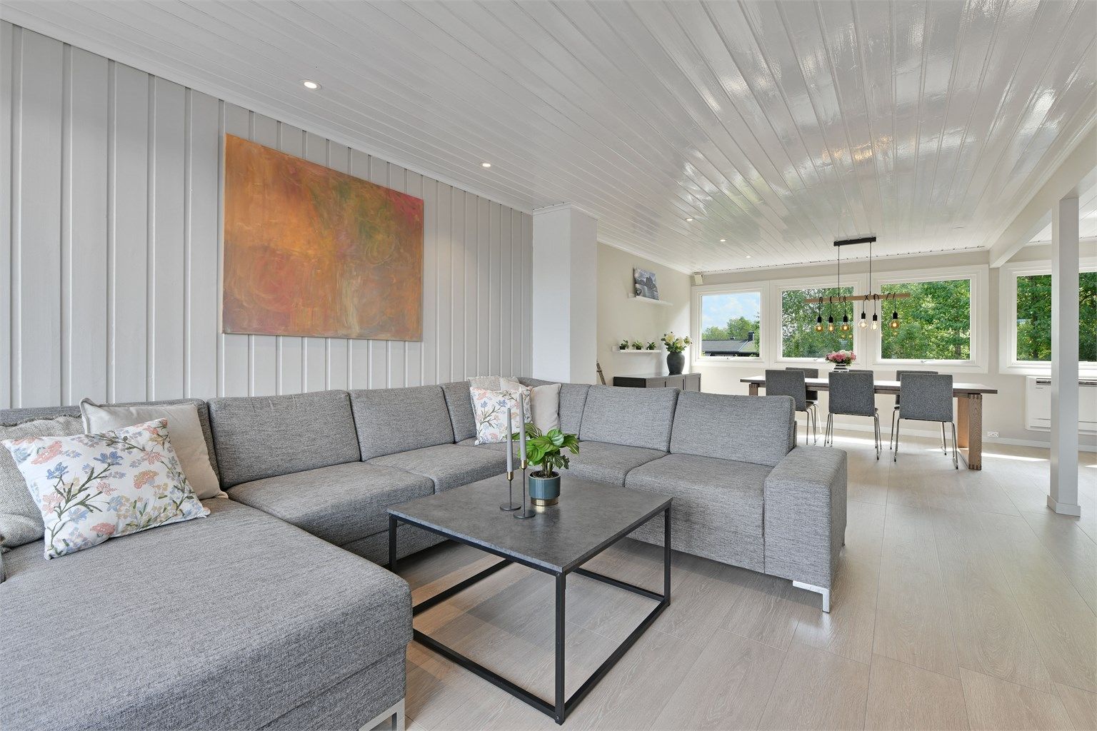 Sebastian Håbesland v/Krogsveen presenterer Smedsrudveien 11C - stor stue med god plass til sofaløsning, bord, tv og tilhørende møblement