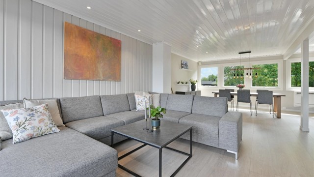 Sebastian Håbesland v/Krogsveen presenterer Smedsrudveien 11C - stor stue med god plass til sofaløsning, bord, tv og tilhørende møblement