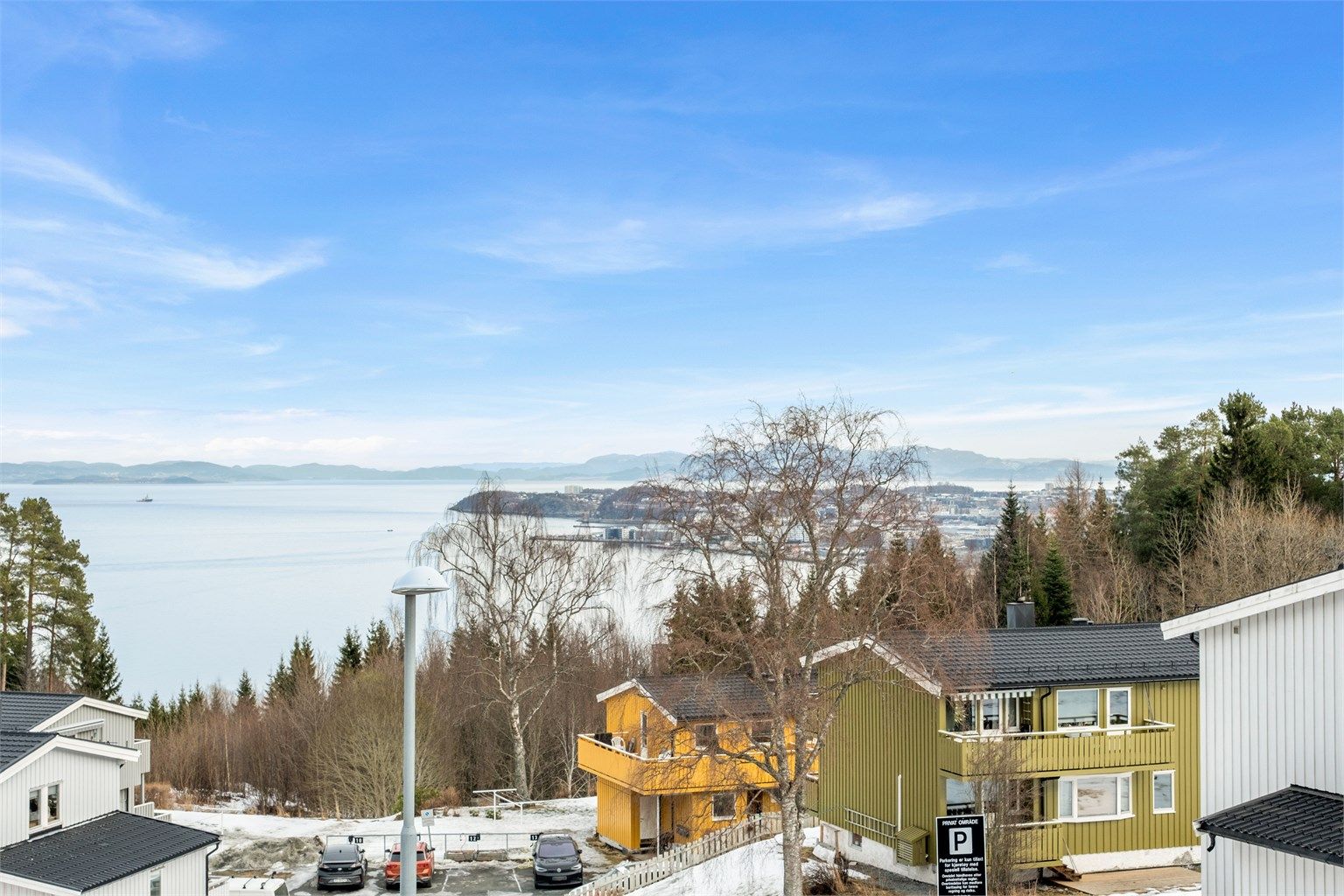 For den tur- og friluftsinteresserte byr området på rike muligheter. Det er kort vei til marka, med flotte turstier, skiløyper vinterstid og populære turområder som Bymarka og Ladehammeren innen rekkevidde. 