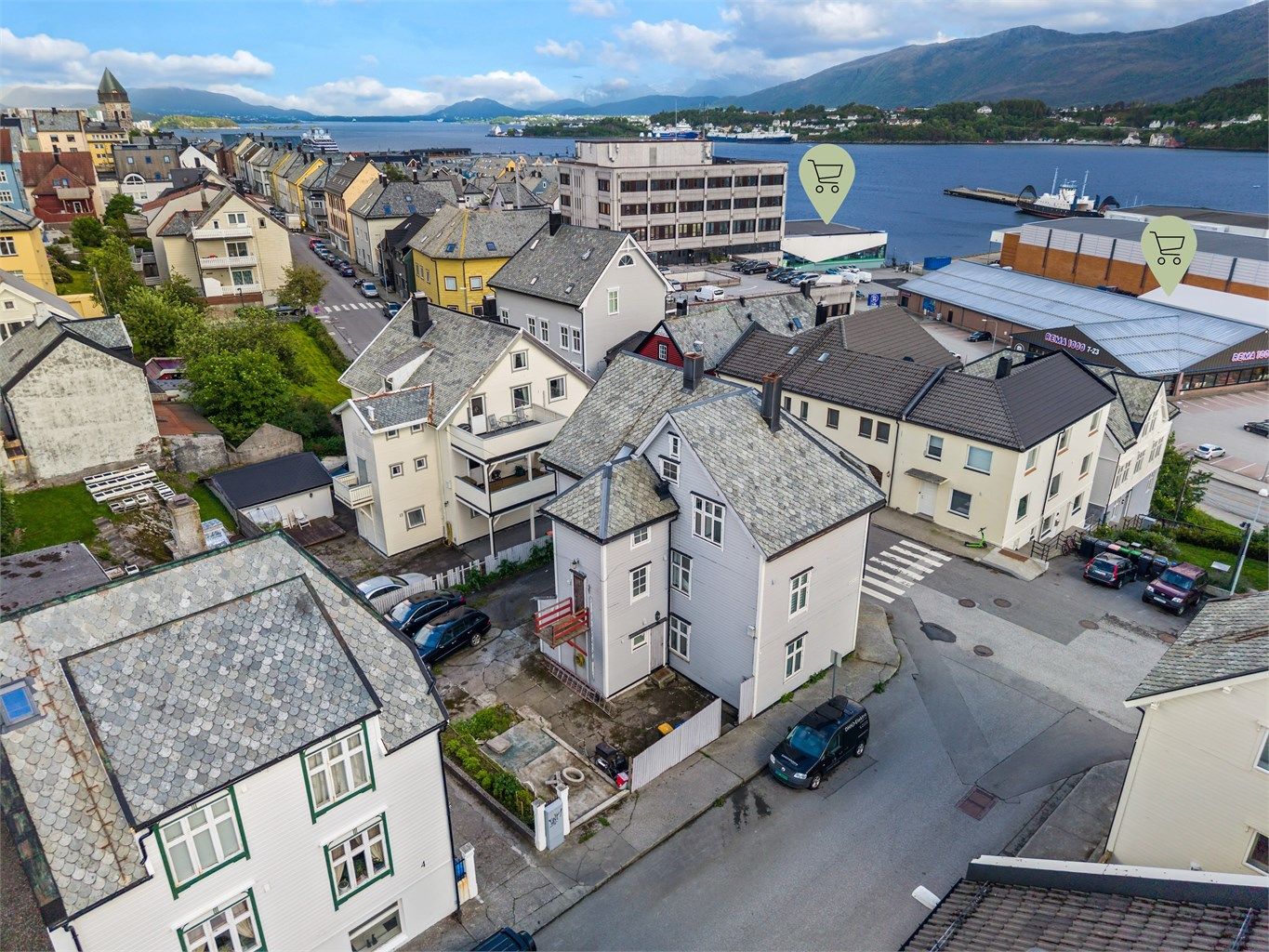 Rema 1000 og Kiwi i Nedre Strandgate ligger bare noen hundre meters gange fra eiendommen