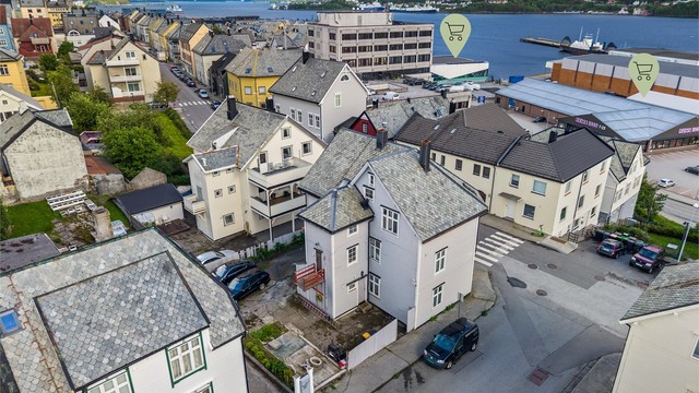 Rema 1000 og Kiwi i Nedre Strandgate ligger bare noen hundre meters gange fra eiendommen