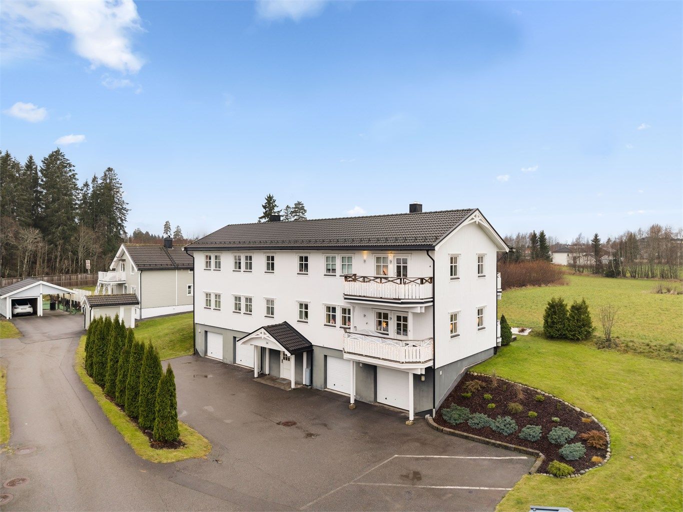 Det er stor gårdsplass utenfor bygget, med enkel adkomst til leiligheten. Det medfølger 1 garasjeplass.