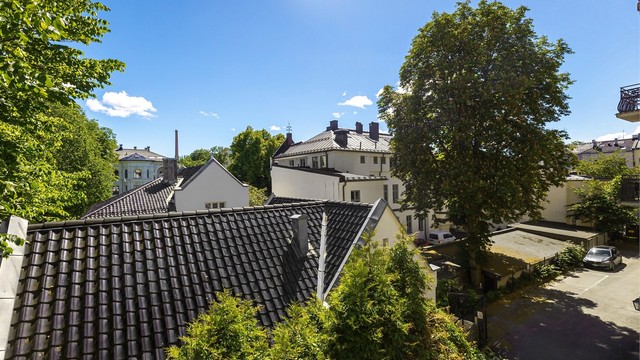 Fra leiligheten er det utsyn over takene i nabolaget.