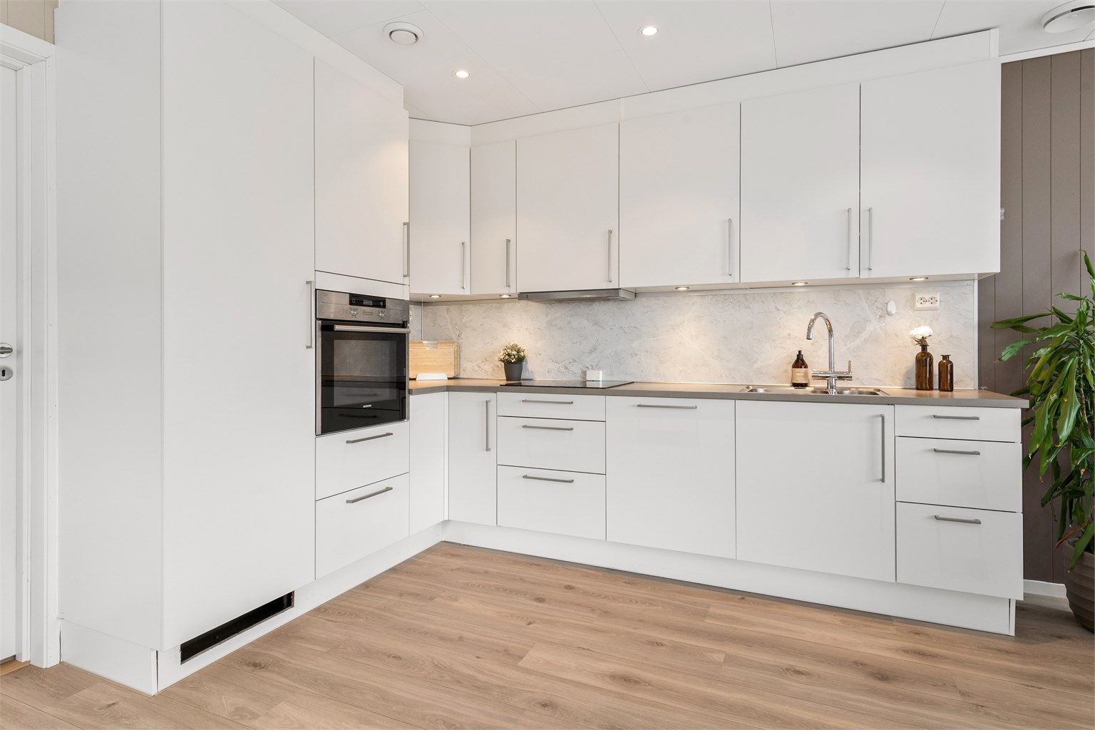 Den åpne løsningen gjør at kjøkkenet blir en naturlig del av det sosiale livet i andre etasje.