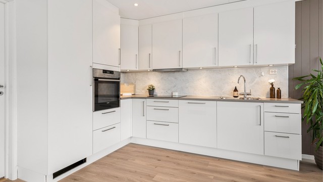 Den åpne løsningen gjør at kjøkkenet blir en naturlig del av det sosiale livet i andre etasje.