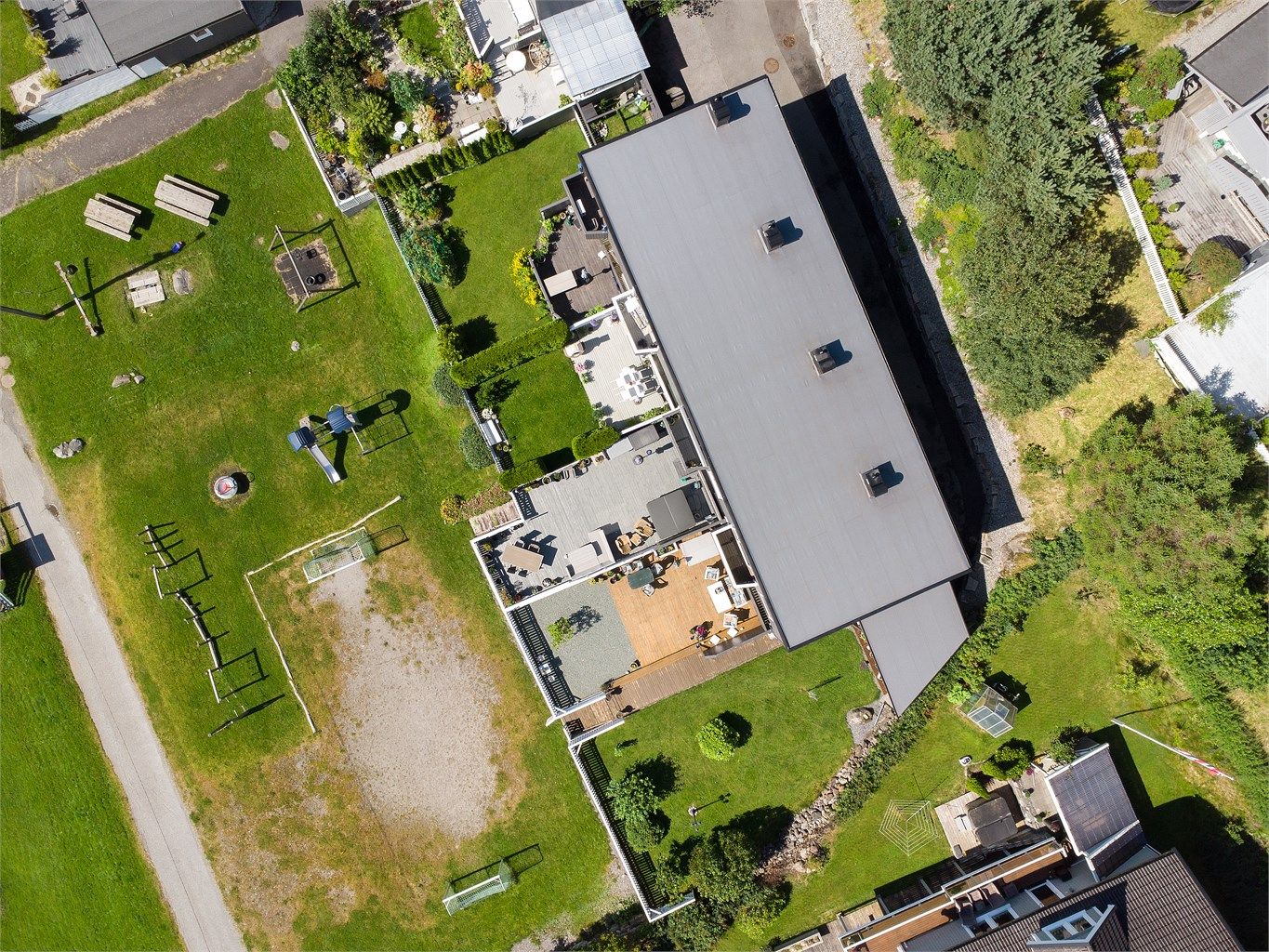Eiendommen grenser til felles lekeplass og grøntarealer på feltet.