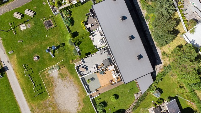 Eiendommen grenser til felles lekeplass og grøntarealer på feltet.
