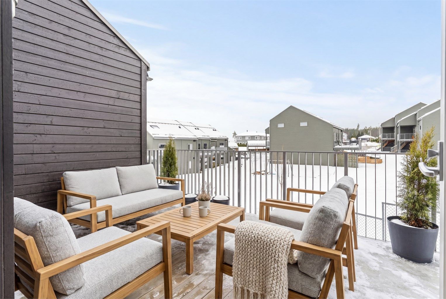 Eiendomsmegler Krogsveen v. Marcus Grundy har gleden av å ønske velkommen til Steinbukken 10! Møbler i bilde er redigert inn. Foto. Anders Botnmark. 