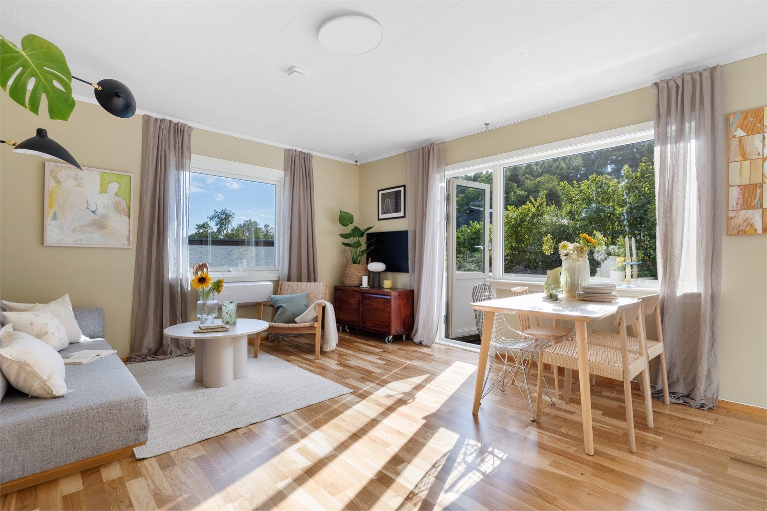 Romslig stue med meget godt lysinnslipp, og med utgang til vestvendt og solrik balkong på 3 kvm