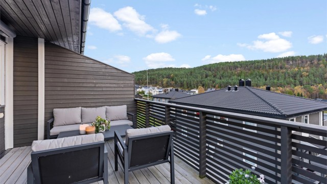 Utsikt fra balkong med tilkomst fra stue