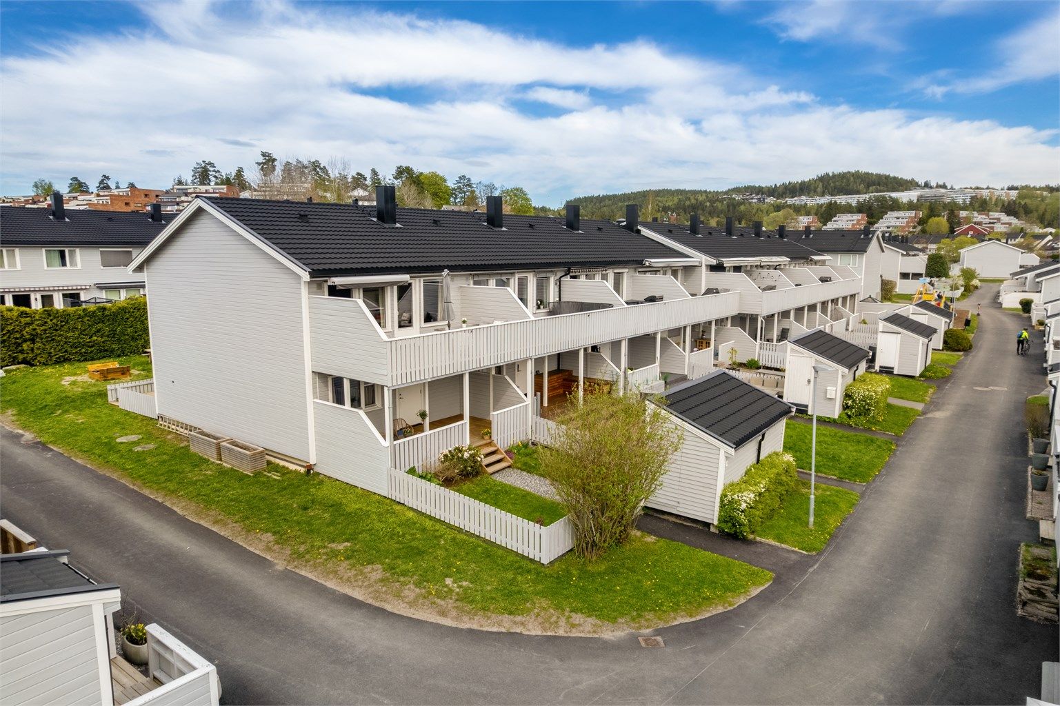 Kornstien 59 er et innholdsrikt enderekkehus med en praktisk og barnevennlig beliggenhet, god planløsning og tre uteplasser.