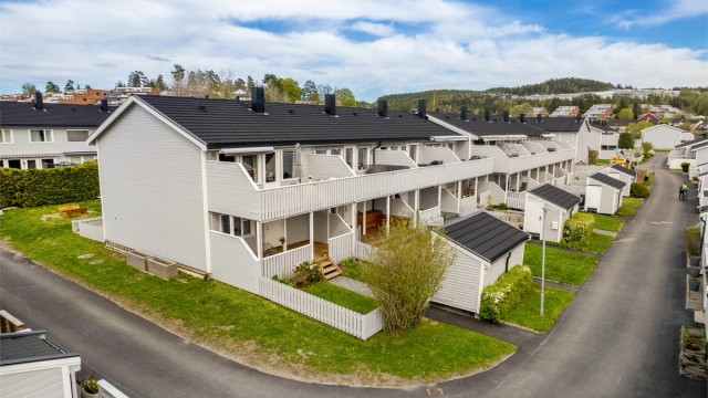 Kornstien 59 er et innholdsrikt enderekkehus med en praktisk og barnevennlig beliggenhet, god planløsning og tre uteplasser.