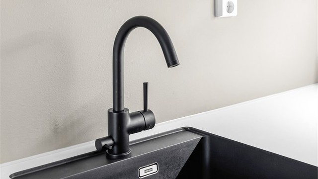 Den nedfelte oppvaskkummen i kompositt er både praktisk og komplementerer kjøkkenets design.