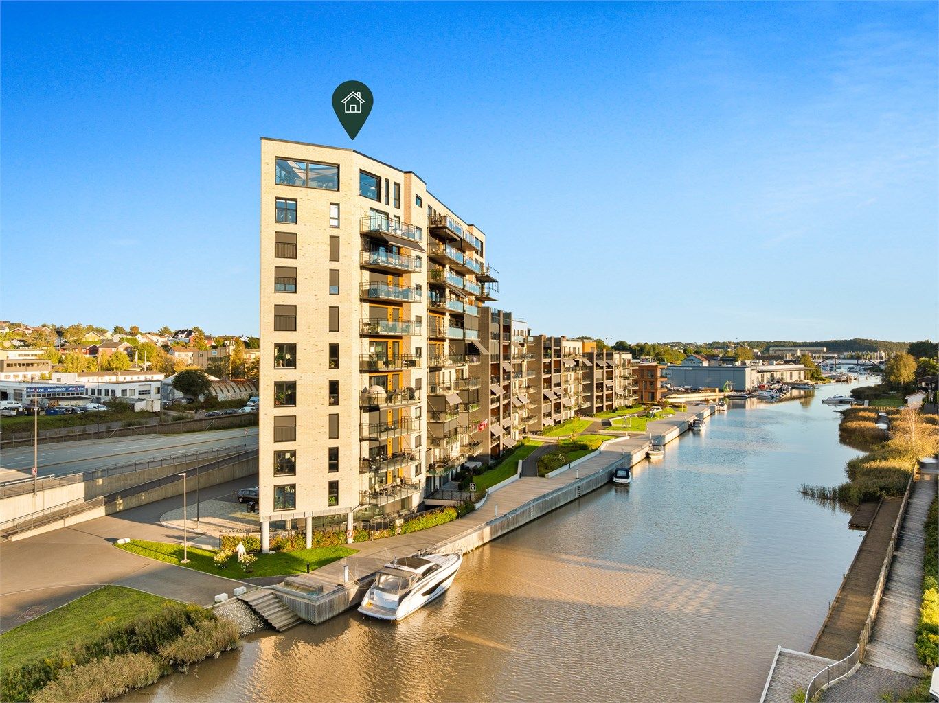 Langs kaien rett nedenfor medfølger 15 m. longside båtplass. Leiligheten disponerer også 3 plasser i garasjeanlegget, rett ved heisen.