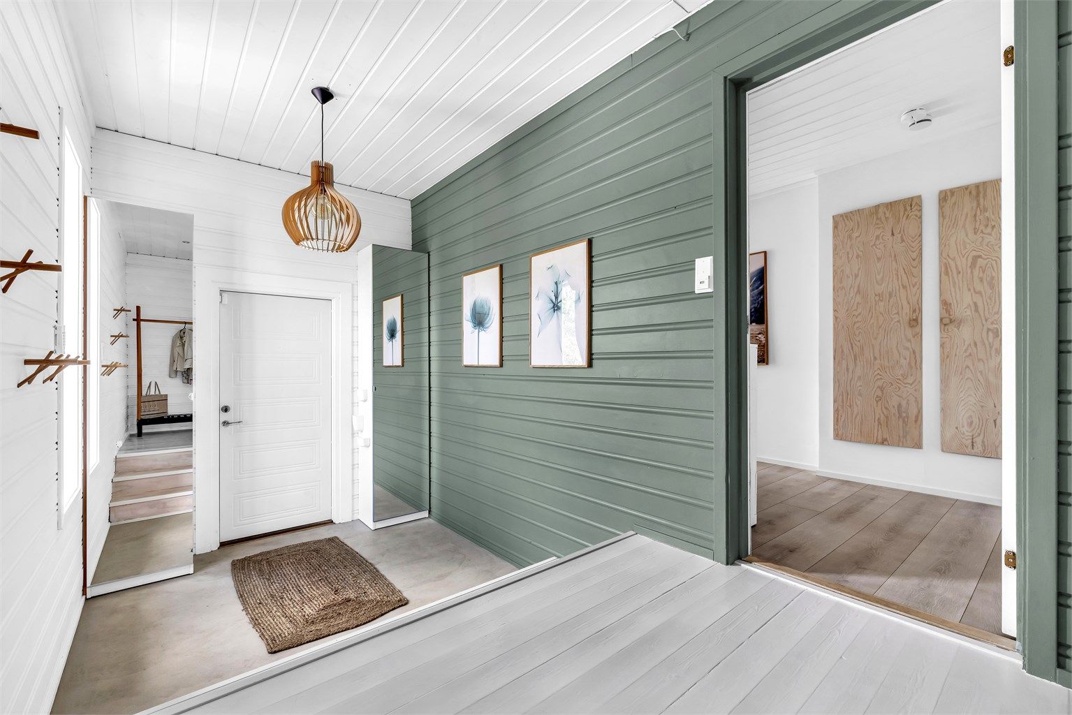 Stor, lys og innbydende entre i to nivåer med god takhøyde. Gulv med mikrosement og varme. God plass til oppheng av jakker og sko, samt garderobeskap som kan bidra til å holde det ryddig.