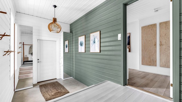 Stor, lys og innbydende entre i to nivåer med god takhøyde. Gulv med mikrosement og varme. God plass til oppheng av jakker og sko, samt garderobeskap som kan bidra til å holde det ryddig.