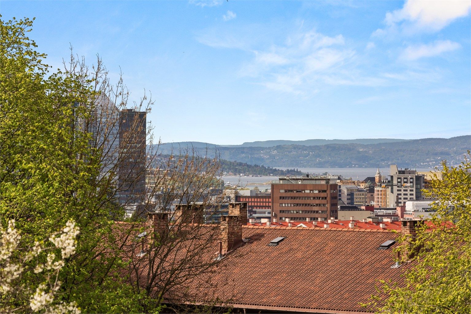 Leilighetens balkong er vestvendt med flott utsikt og herlig havgløtt.