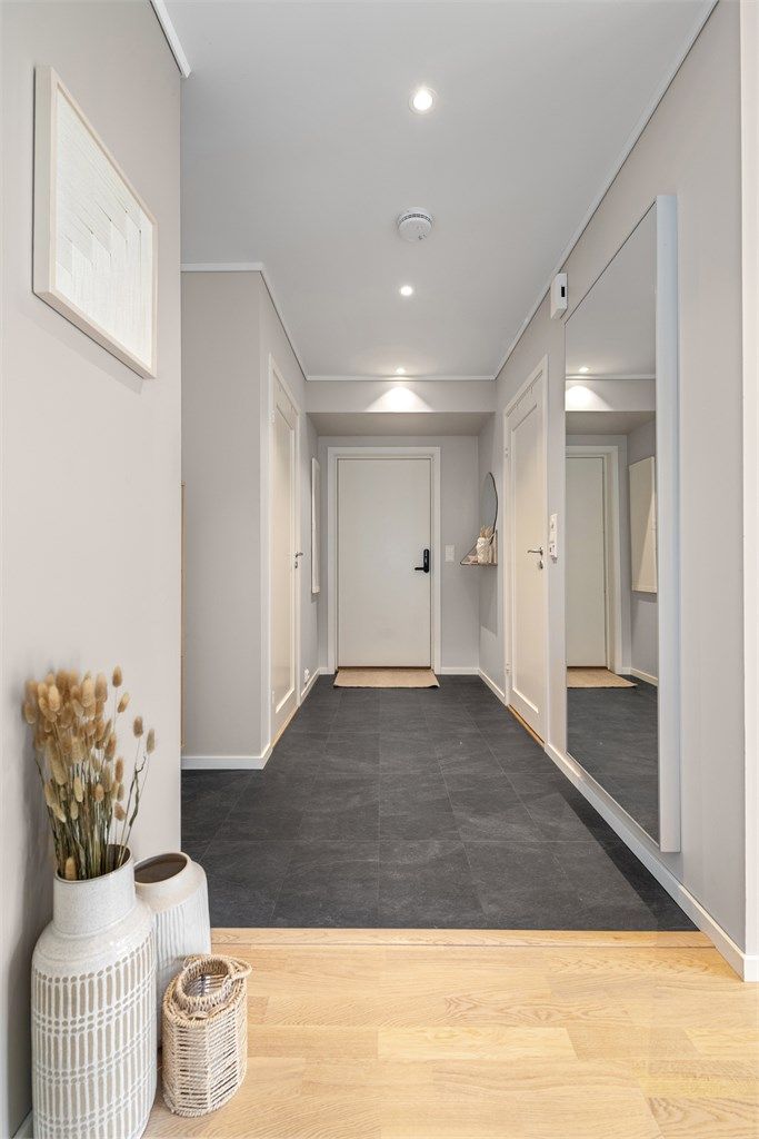 Gangen har downlights i himlingen og glatte innerdører.