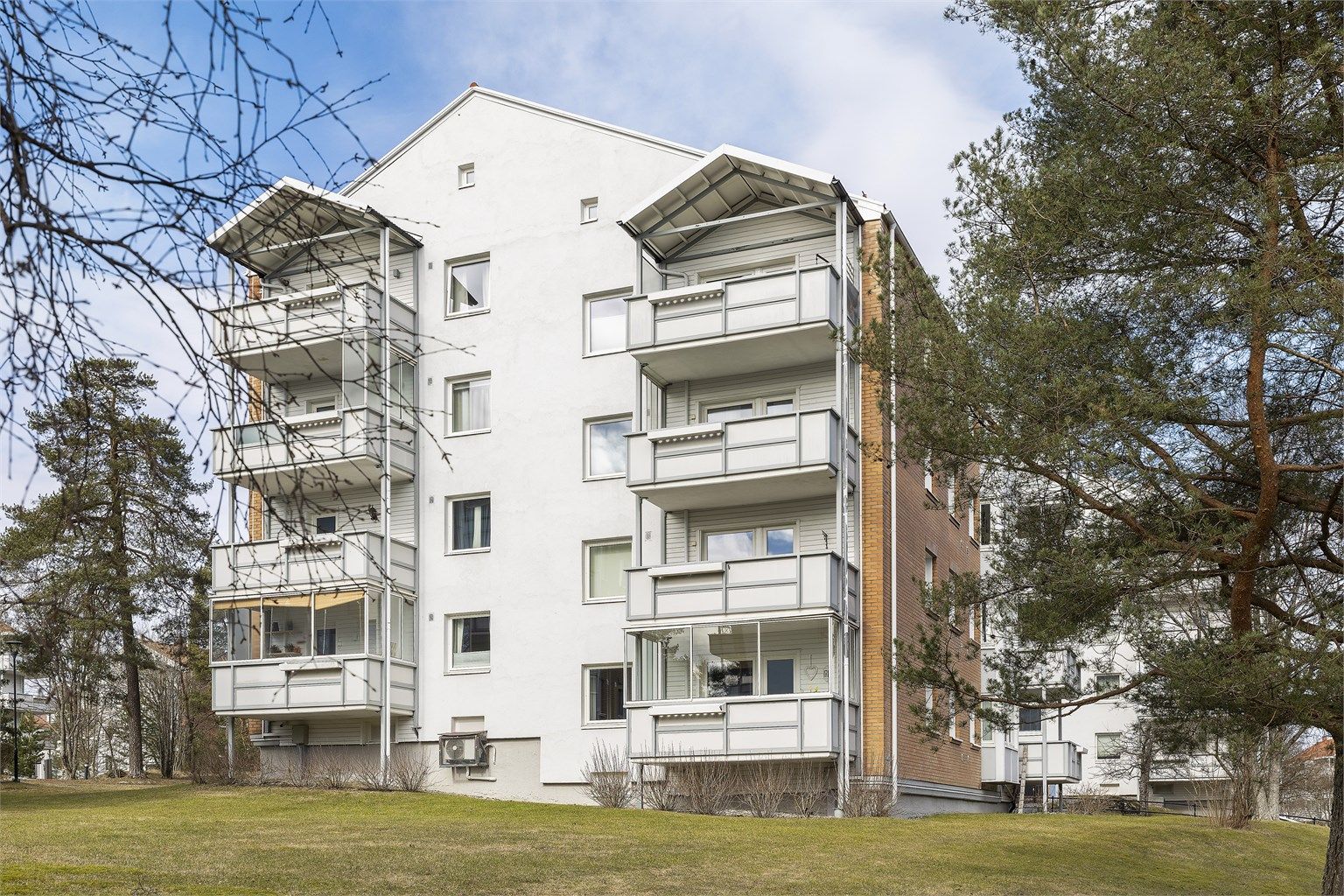 Leiligheten ligger i en høy 1. etasje i en velholdt lavblokk fra 1957.