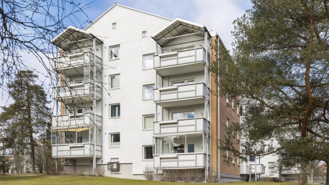 Leiligheten ligger i en høy 1. etasje i en velholdt lavblokk fra 1957.