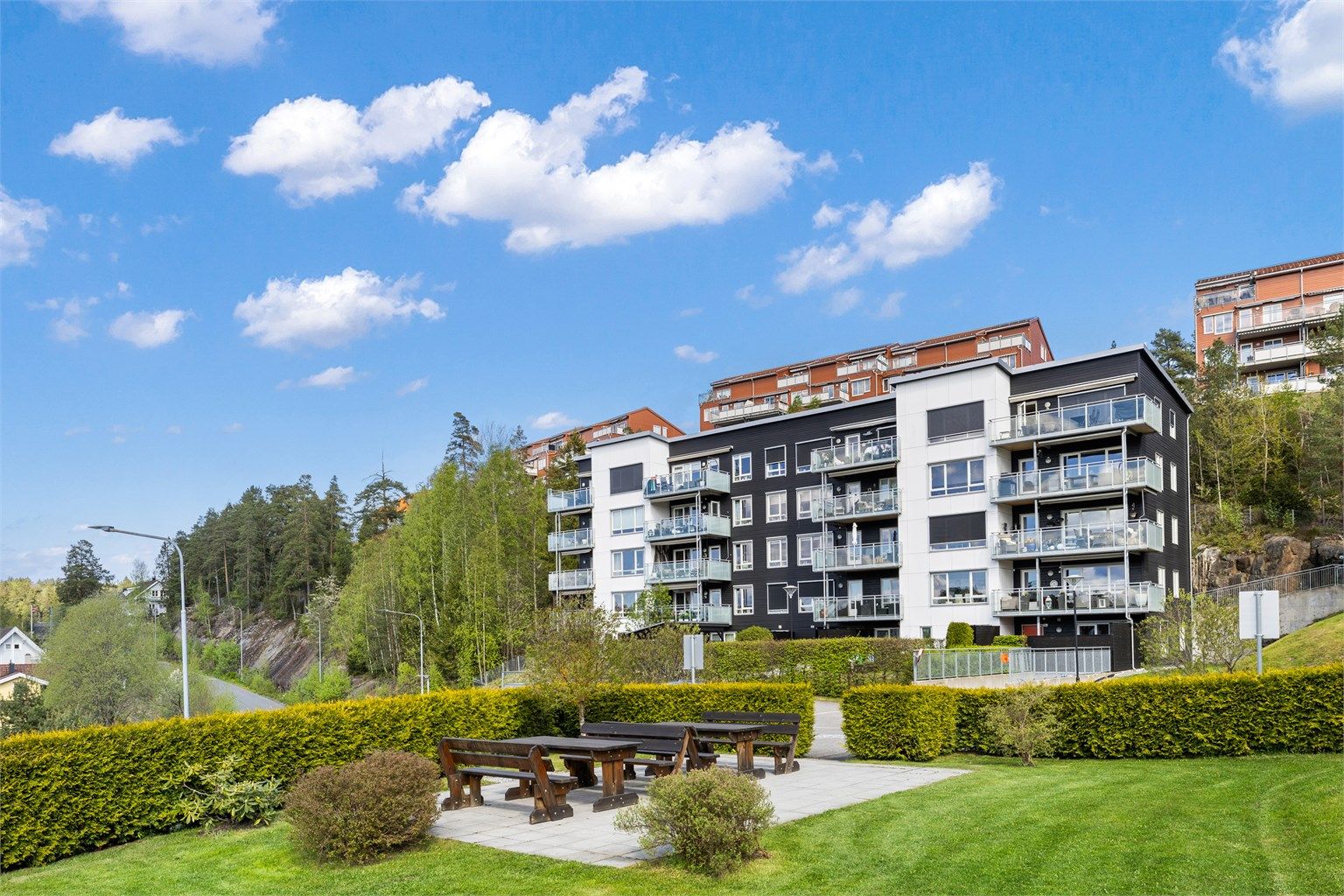 Velkommen til Marta Steinsviks vei 6B - en meget tiltalende 4-roms endeleilighet med to bad, heis, vestvendt balkong og garasje. 