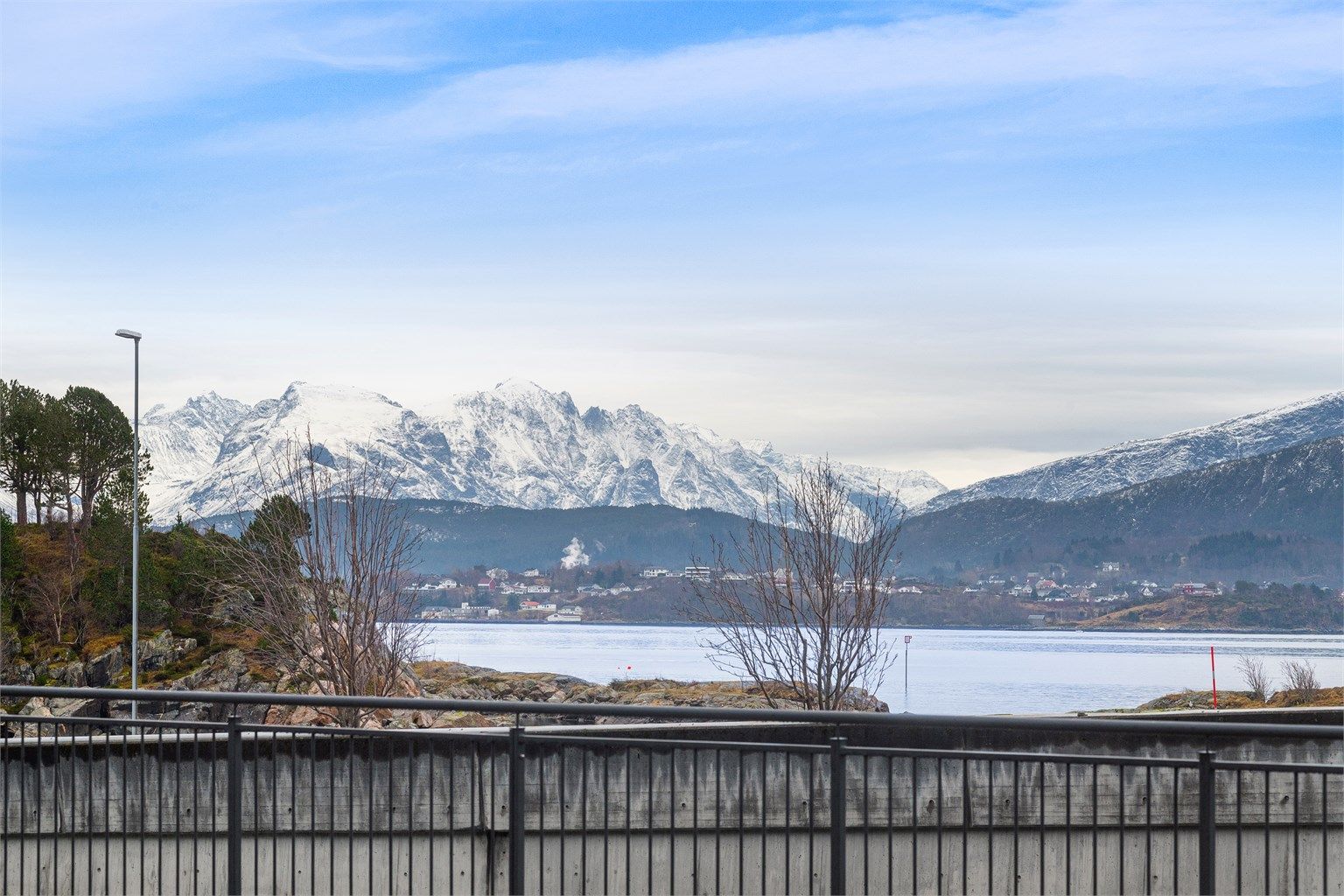 Flott utsikt mot Sunnmørsalpene