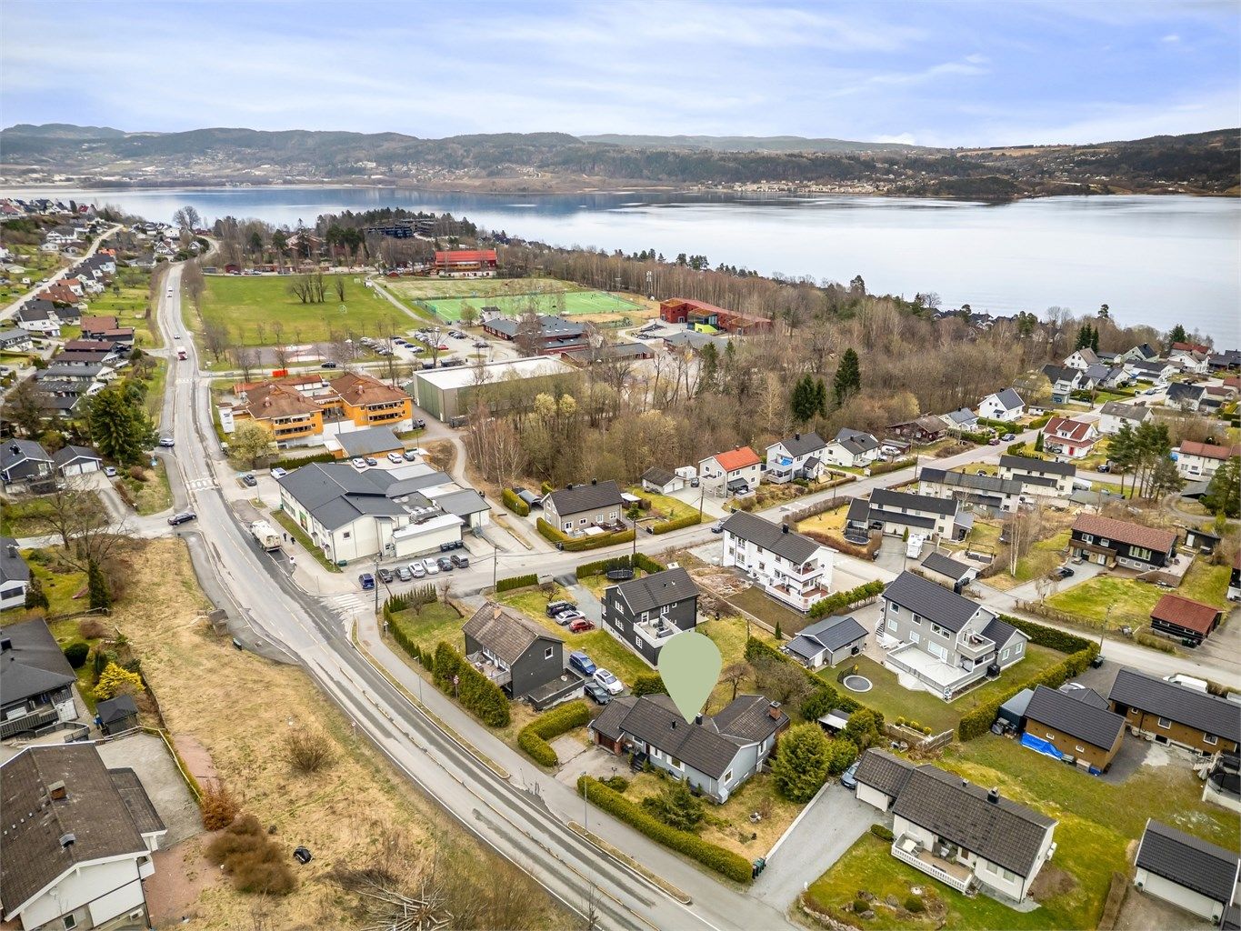 Det er mange barnefamilier i det nærmeste nabolaget og det er kort gangavstand til barneskole med tilhørende idrettsanlegg 
Foto: Ole Thorgeir Solheim Thoresen