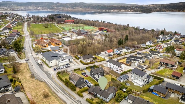 Det er mange barnefamilier i det nærmeste nabolaget og det er kort gangavstand til barneskole med tilhørende idrettsanlegg
Foto: Ole Thorgeir Solheim Thoresen