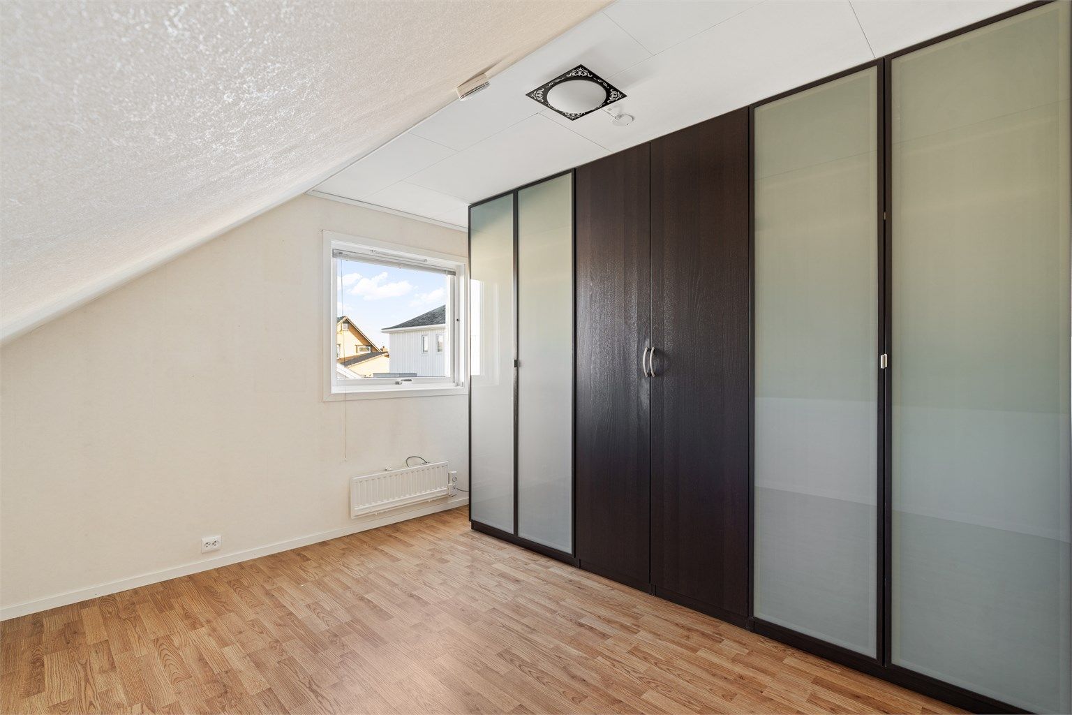 Romslig skyvedørsgarderobe gir god oppbevaringsplass for klær og utstyr.