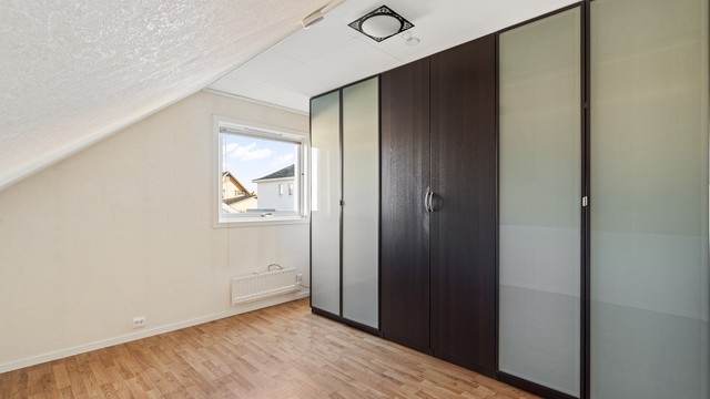 Romslig skyvedørsgarderobe gir god oppbevaringsplass for klær og utstyr.