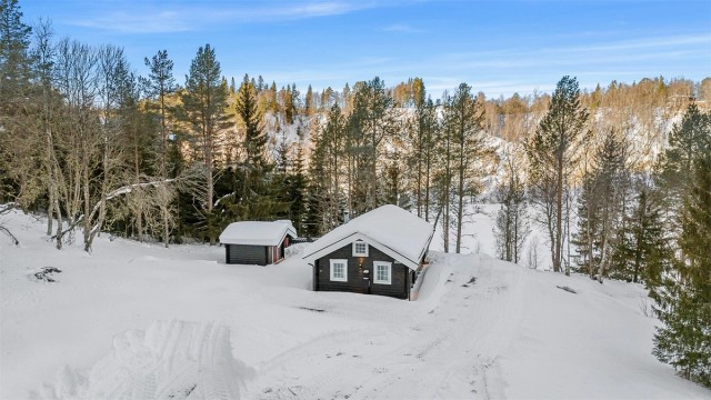 Velkommen til Nedre Håkkådalsvei 850 – en fritidsbolig oppført i 2015, idyllisk plassert 606 moh. Hytten ligger fritt og usjenert på eiet tomt, omgitt av skog og åpne landskap.