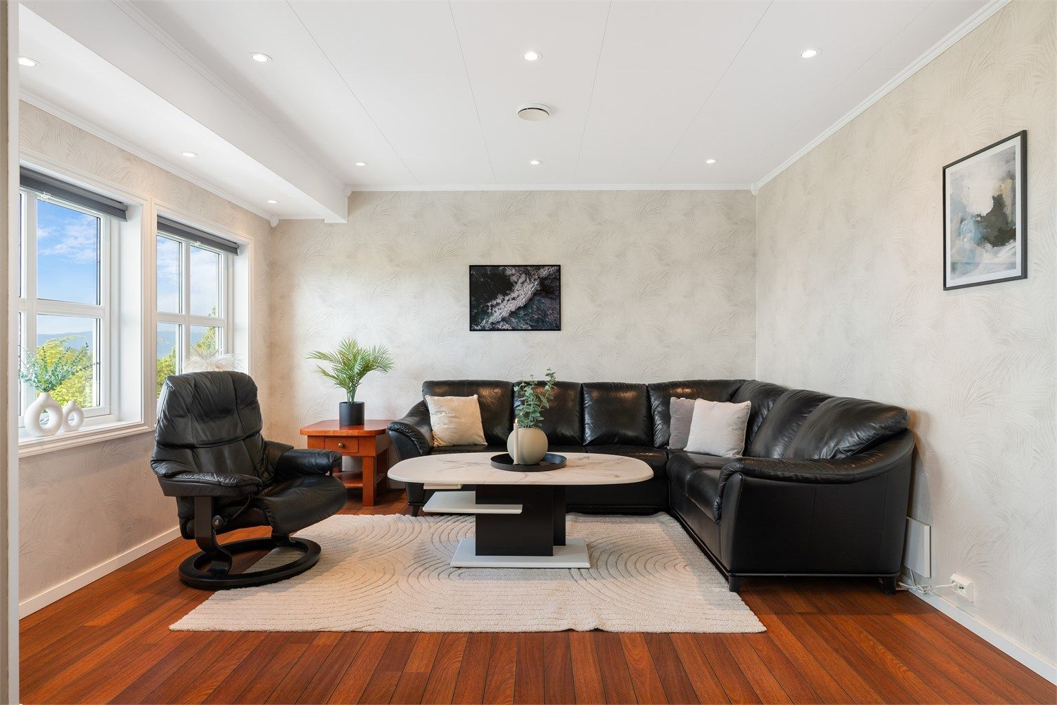 Stuen har god plass til stor sofagruppe og tilhørende TV-møblement. 