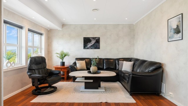 Stuen har god plass til stor sofagruppe og tilhørende TV-møblement.