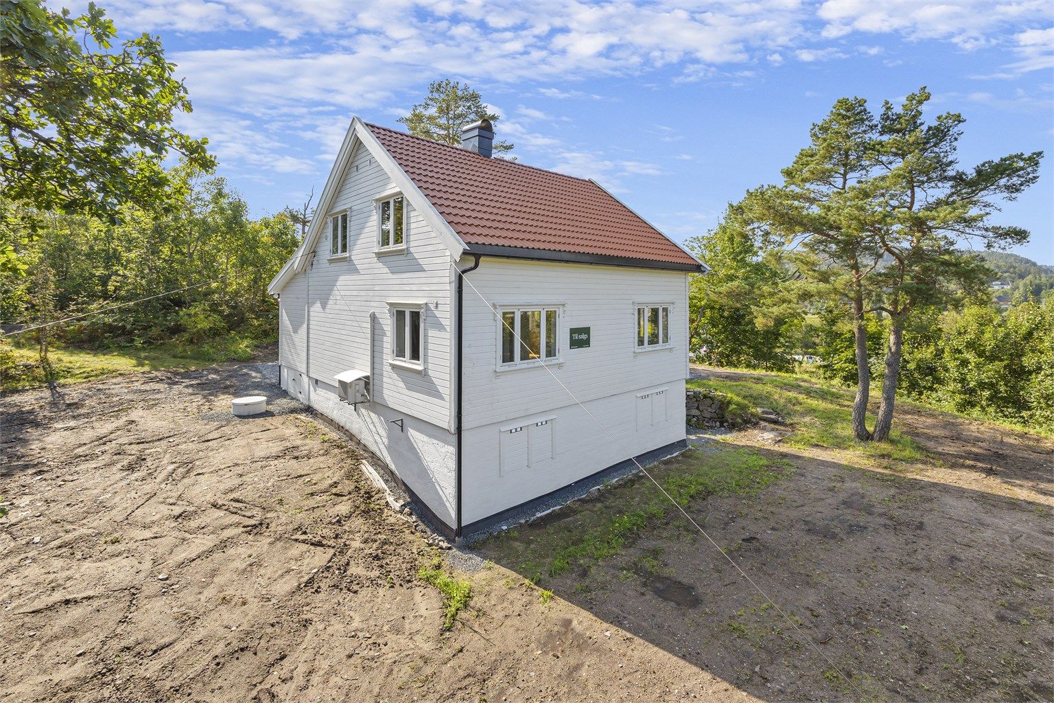 I front av boligen er det perfekt med hage, veranda eller hva man måtte ønske.. Sol midtsommers til kl. 22:00