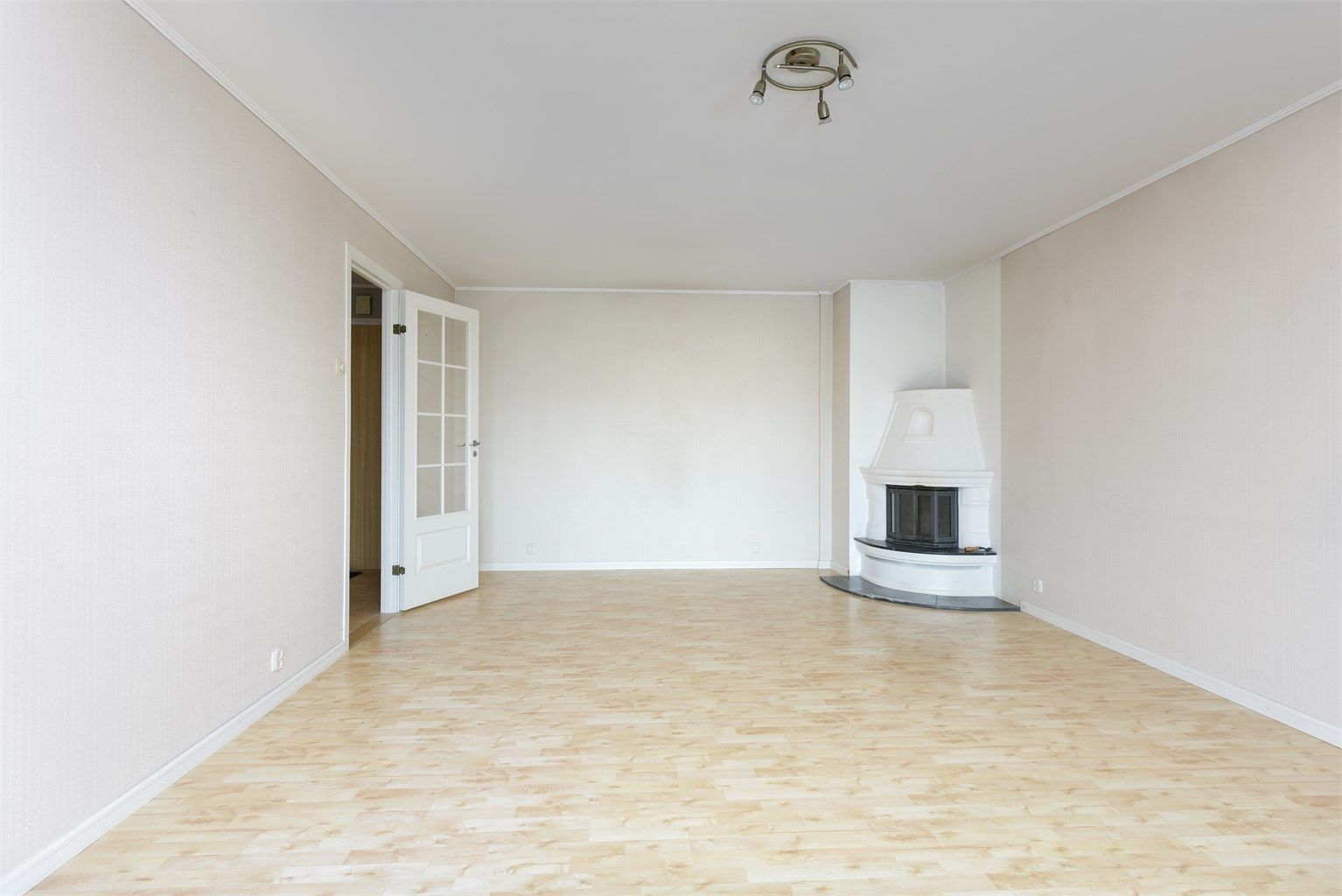 Murt peis med innsats i stuen