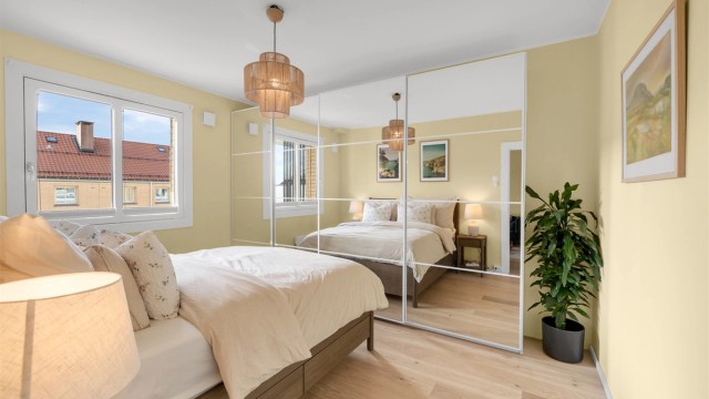 Det er rikelig med oppbevaringsplass i en romslig skyvedørsgarderobe med speilfronter.