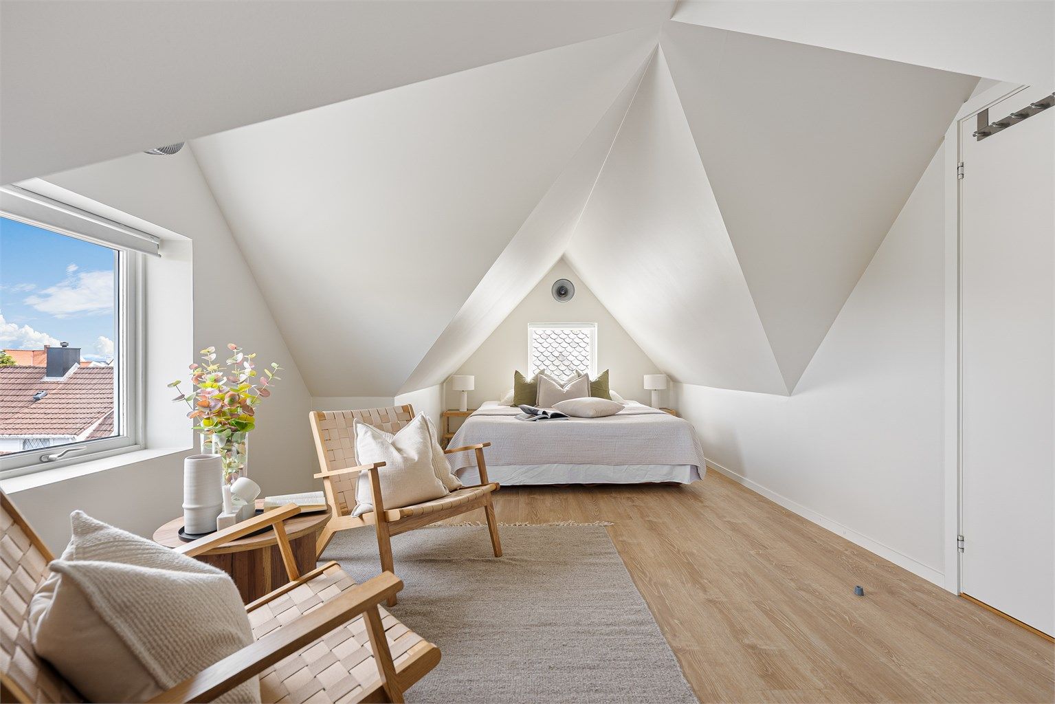 Boligen går over to plan, med stort innredet loft i tillegg. 
