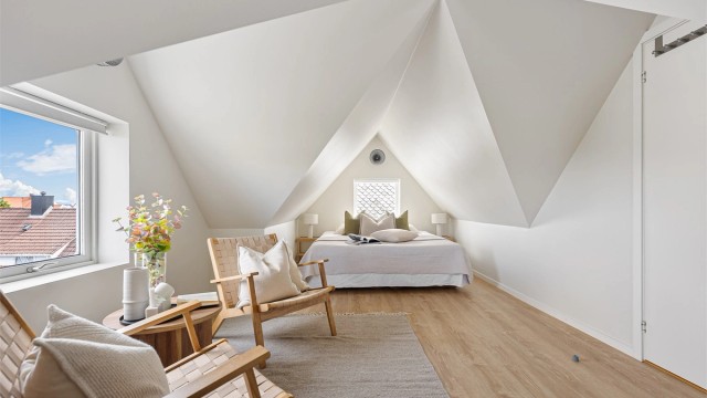 Boligen går over to plan, med stort innredet loft i tillegg.