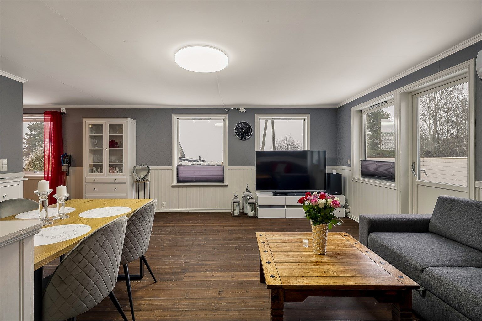 Store vindusflater som slipper inn mye lys.